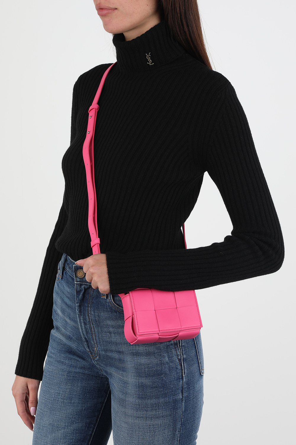 תמונת כל הלוק של תיק מיני קסטה בצבע ורוד